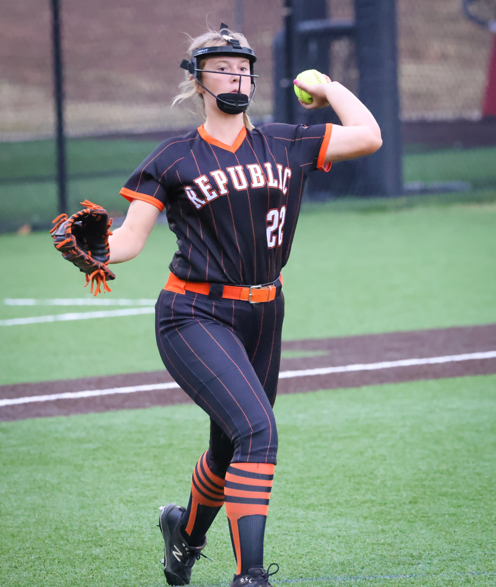 Photos: District Softball vs Nixa – Republic Tiger Sports