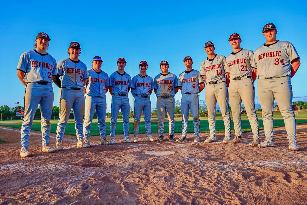 All Senior Starting Lineup Stars In Senior Night Win Republic Tiger Sports 8662